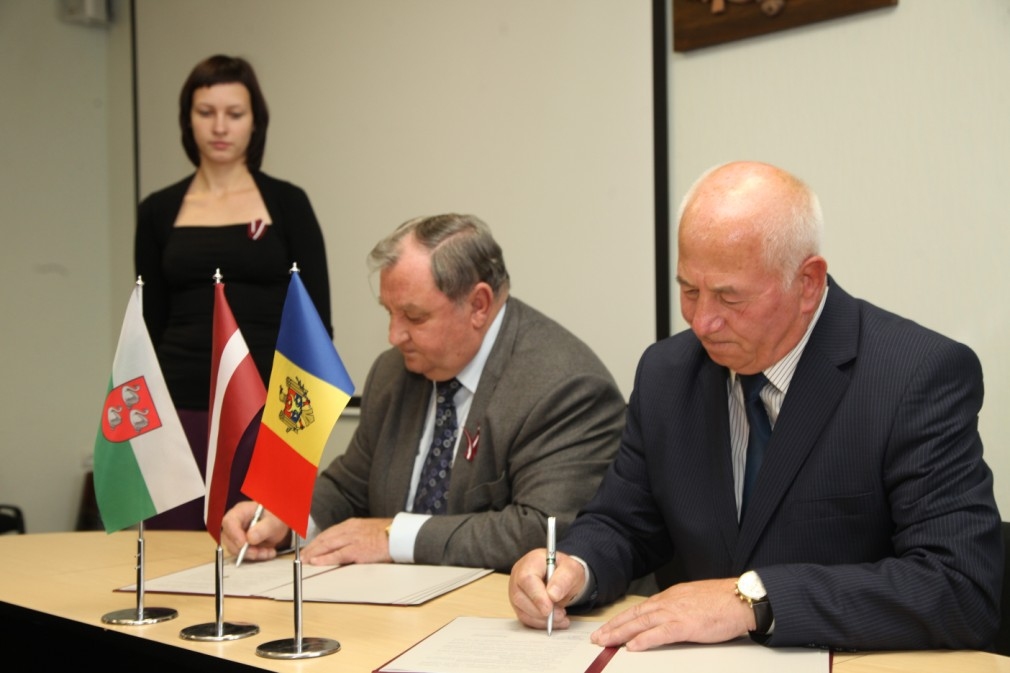 Nikolaja Stepanova un Grigorija Kožokaru parakstītā Gulbenes novada domes un Floresti pilsētas pašvaldības Moldovā līguma mērķis ir veicināt sadarbību ekonomikā, vides aizsardzībā, uzņēmējdarbībā, tūrismā un dalīties pašvaldību darba pieredzē.
Autors: Gatis Bogdanovs