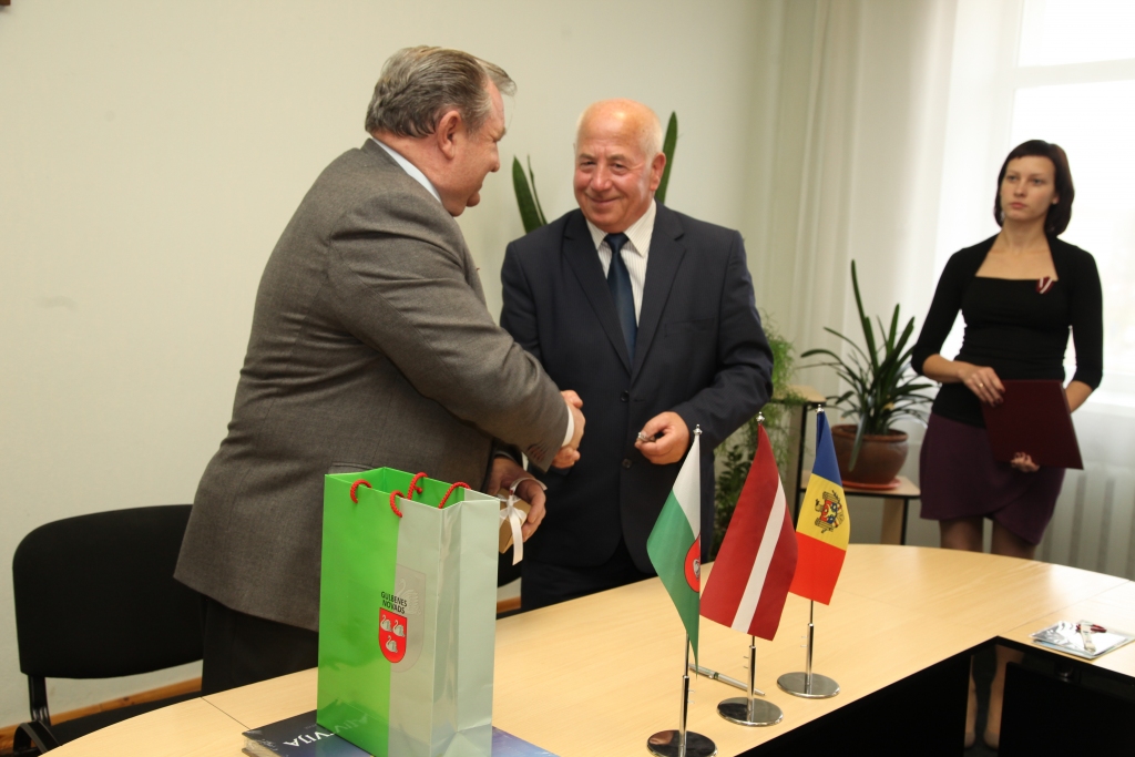 Nikolaja Stepanova un Grigorija Kožokaru parakstītā Gulbenes novada domes un Foresti pilsētas pašvaldības Moldovā līguma mērķis ir veicināt sadarbību ekonomikā, vides aizsardzībā, uzņēmējdarbībā, tūrismā un dalīties pašvaldību darba pieredzē. 
Autors: Gatis Bogdanovs