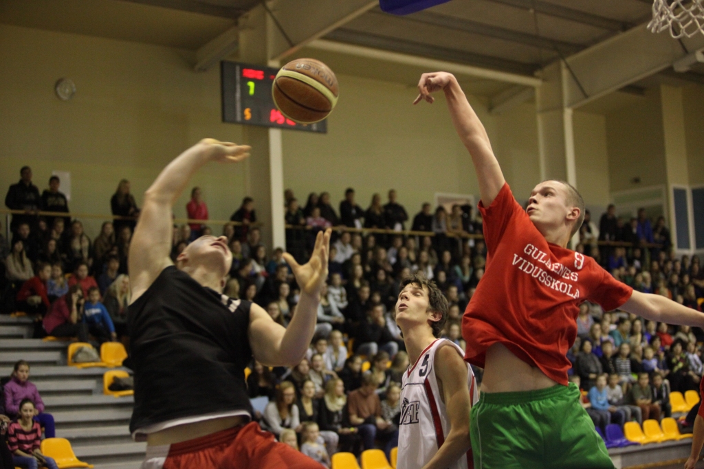 Tradicionāli rīkotā Zvaigžņu spēle basketbolā starp Gulbenes vidusskolas un Gulbenes 2.vidusskolas komandu. 2013.gads.
Autors: no 