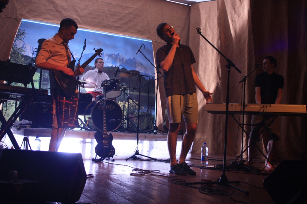 četrus gadus Kalnienā muzicē grupa “R.P.M.” savā pašreizējā sastāvā (Dāvis Upāns – bungas, Vitālijs Pavelčuks – bass, Jānis Krēsliņš - klavieres, ģitāra, vokāls, Krišjānis Upāns - ģitāra, vokāls).
Autors: no personiskā arhīva