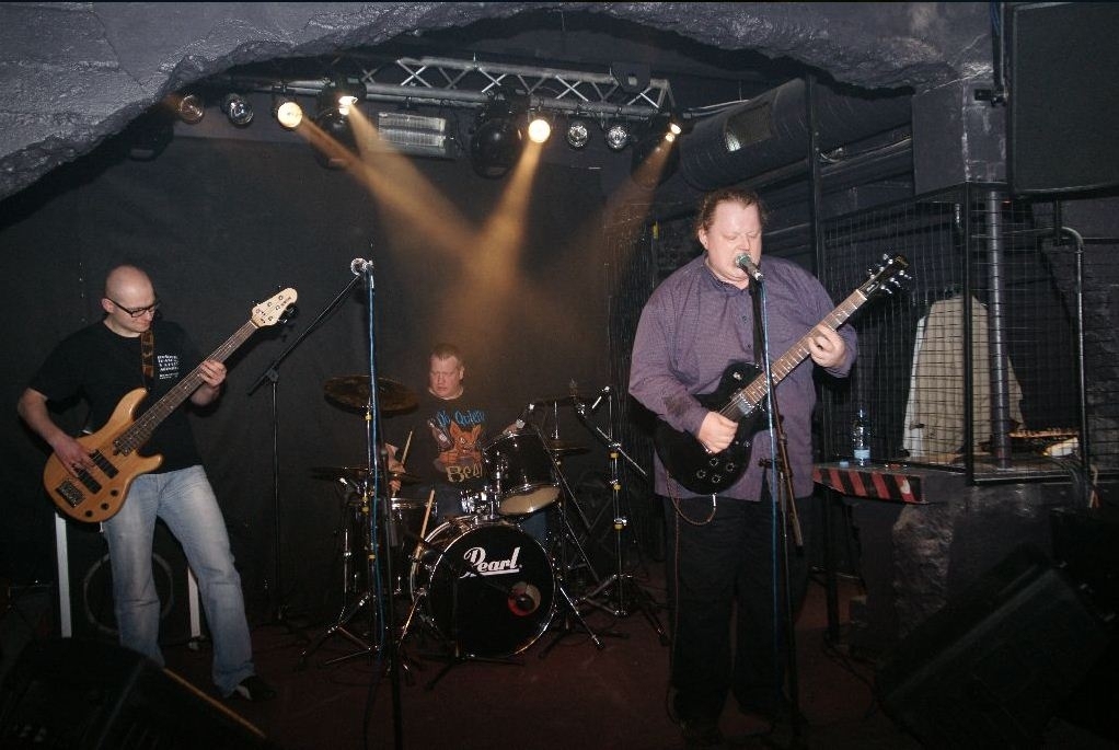 “Adamsu famīlija” pastāv jau 11 gadus un tās dvēsele ir Tomass Gusevs – ģitāra. Grupā darbojas arī Raivis Caune - bass un Raitis Dziedātājs - bungas.
Autors: no personiskā arhīva