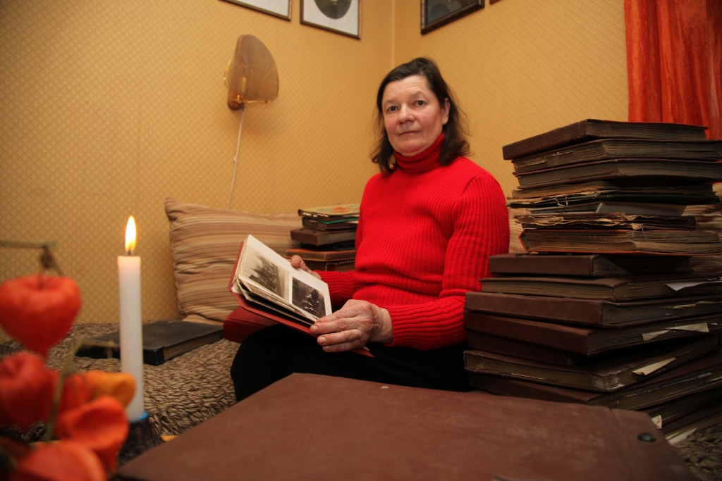 Lāčplēša dienā mēs domājam un aizdedzinām sveci par mūsu varoņiem. Par tiem, kas atdeva savu dzīvību, lai mēs šodien varētu dzīvot brīvā valstī. Arī beļaviete Baiba Upīte aizdedz sveci, lai atcerētos savu radinieku Arvīdu Zaķi, kas ir Lāčplēša Kara ordeņa kavalieris, un lūdzas, lai nekad tas laiks, ko piedzīvoja un pārdzīvoja viņas radinieks, neatkārtotos. “Tas bija laiks, kad cilvēki dzīvoja bailēs,” saka B.Upīte. Aizdedzinot sveces, aizdomāsimies par mūsu vēsturi, lai atmiņas, kaut arī ļoti skaudras un sāpīgas, nepazūd nebūtībā. “Vēsture palīdz izprast cilvēkus. Gribas, lai atmiņas un vēsture nepazūd,” saka B.Upīte, kura ir A.Zaķa māsīcas meita un dzīvo viņa vectēva mājās. 
Autors: Gatis Bogdanovs