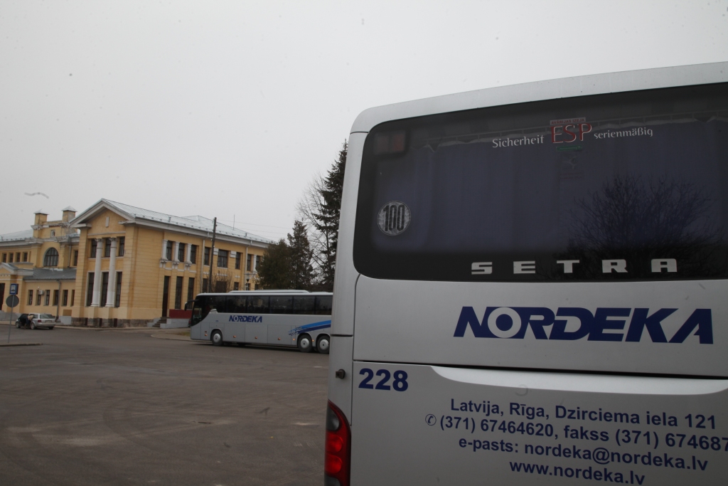 Pagaidām šoferu protestu dēļ nav notikušas nekādas izmaiņas akciju sabiedrības “Nordeka” satiksmes autobusu reisos, kas virzās cauri Gulbenes novadam. “Cerams, tā arī paliks,” “Dzirkstelei” saka uzņēmuma valdes loceklis Sergejs Konopijevs. 
Autors: Gatis Bogdanovs