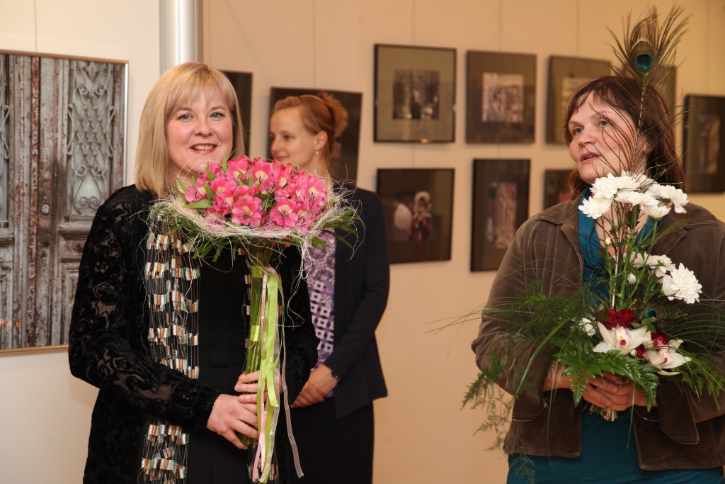 Sandras Dikmanes fotogrāfiju izstāde sastāv no vairākām daļām. Fotogrāfijās redzami cilvēki un notikumi gan tepat Gulbenē un Druvienā, gan arī Gruzijā un Dānijā.  
Autors: Gatis Bogdanovs