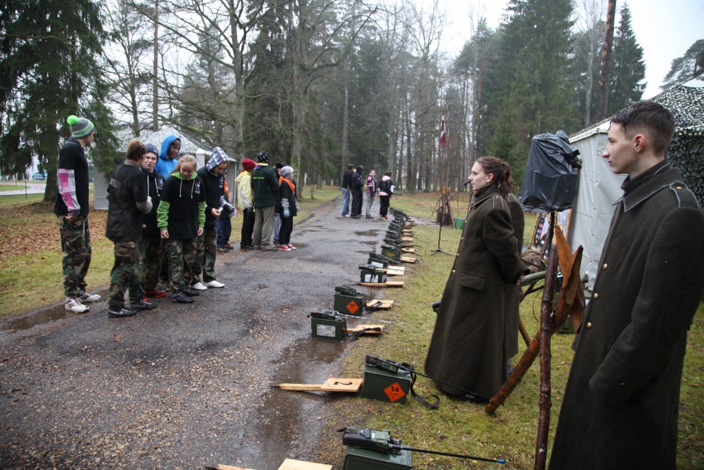 Patriotiskā spēle “Jaunie Rīgas sargi: atceries Lāčplēšus!” piektdien Gulbenē norisinājās lietainos un nepatīkamos laikapstākļos. Organizatori atklāj, ka deviņi jaunieši spēles laikā no rīta noģība, taču vēlāk misiju izturēja godam līdz galam. 
Autors: Gatis Bogdanovs