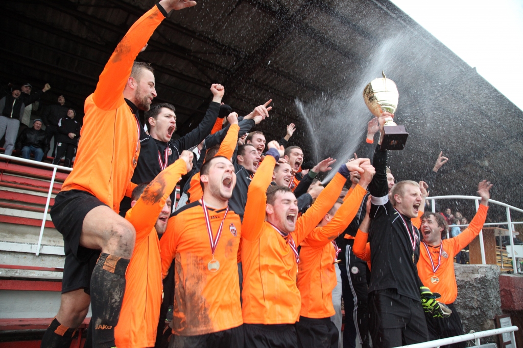 Uzvarai par godu bija šampanieša lietus un salūts. 
Autors: Gatis Bogdanovs