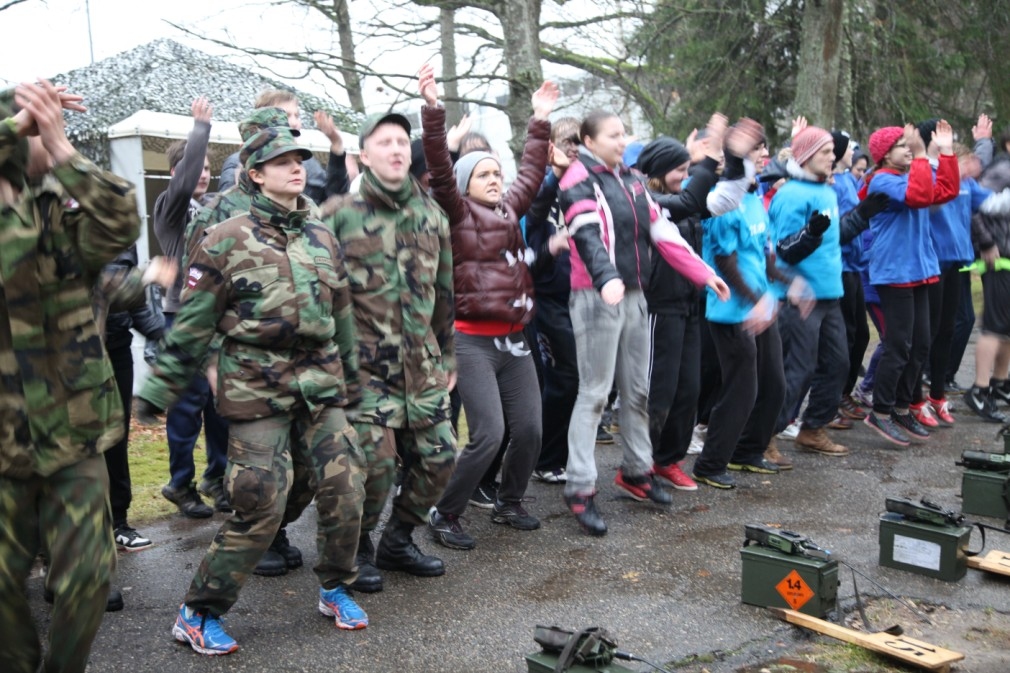 Patriotiskā spēle “Jaunie Rīgas sargi: atceries Lāčplēšus!” piektdien Gulbenē norisinājās lietainos un nepatīkamos laikapstākļos. Organizatori atklāj, ka deviņi jaunieši spēles laikā no rīta noģība, taču vēlāk misiju izturēja godam līdz galam. 
Autors: Gatis Bogdanovs
