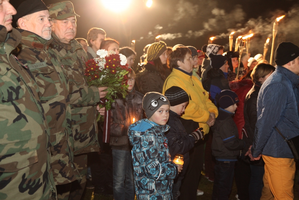11.novembra vakarā uz piemiņas brīdi pie Brīvības pieminekļa pulcējās vairāki simti iedzīvotāju, kuri nolika sveces un lāpas, lai godinātu kritušos varoņus.
Autors: Gatis Bogdanovs
