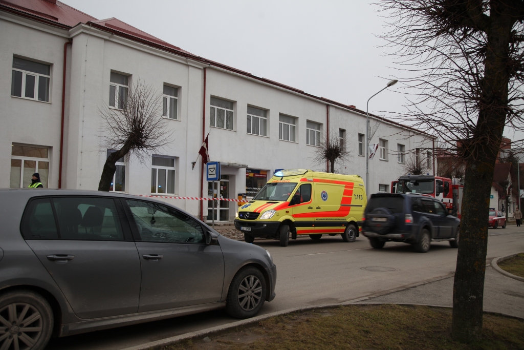 Šodien, 13.novembrī, no paša rīta iedzīvotāji ievēroja, ka pie Gulbenes pasta piebraukuši speciālie dienesti – ugunsdzēsēji, Valsts policijas darbinieki, ātrās palīdzības mediķi. 
Autors: Evita Brokāne