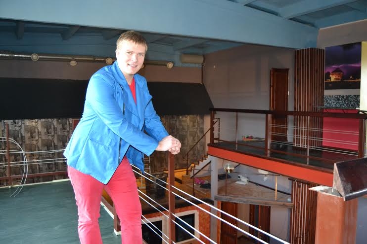 “Prelūdija” durvis vēra 7.oktobrī ar grupas “Musiqq” koncertu, kas bija plaši apmeklēts. “Prelūdija” ir Alūksnes uzņēmuma SIA “Veltījums jums” izlolota iecere – tēvam Aigaram Steberim, kurš ir “Veltījums jums” valdes priekšsēdētājs, kopā ar dēlu Oskaru Steberi, kurš ir animators un “Prelūdijas” vadītājs. 
Autors: no personiskā arhīva