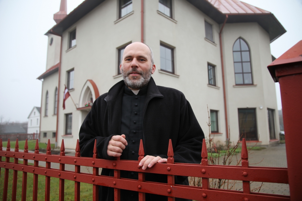 “Kad dzirdēju, kā skan latviešu valoda man tā iepatikās! O! Bet, dzirdot, kā dzied šajā valodā, man tā iepatikās vēl vairāk,” atzīst katoļu priesteris Pāvils Kamola, kurš Latvijā pirms trim gadiem ir ieradies no Polijas, aptuveni gada laikā pašmācības ceļā apguvis latviešu valodu un pašlaik kalpo Gulbenes katoļu draudzē. Ar priesteri „Dzirkstele” tiekas Latvijas dzimšanas dienas priekšvakarā, lai parunātu par Latviju, latviešu valodu, latviešiem un ticību.	 “Tā ir milzīga dāvana, ka esmu iemācījies latviešu valodu,  jo tā nav tik viegla. Sevišķi darbības vārdu 1.konjugācija. Katram vārdam ir sava galotne, dažiem darbības vārdiem pagātnē ir garumzīme, bet citiem nav, vieniem nenoteiksmē ir garumzīme, citiem nav. To visu atcerēties! Bet, ja es pēc īsa laika jau varēju komunicēt ar cilvēkiem latviešu valodā, tā ir Dieva dāvana. Otra lieta, ko gribu teikt, ja cilvēks redz kaut kādu lietu, kas patīk, viņš taču to grib. Tas ir skaidrs. Kad māsa Sofija atbrauca ar jauniešiem uz Poliju un mēs sarunājāmies, Gulbenes jaunieši man vaicāja par Latviju. Līdz tam brīdim es nebiju dzirdējis latviešu valodu, un, kad es dzirdēju, kā skan šī valoda, man tā iepatikās.	Man ļoti patīk Latvijas daba. Patīk pastaigāties Emzes parkā, tikai gribas, lai tas būtu vairāk sakopts. Latvijā ir vairāk mežu, vairāk dabas, kura ir pieejama, mazāk cilvēku un līdz ar to vairāk miera. Polijā tā nav.”	
Autors: Gatis Bogdanovs