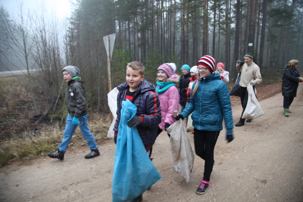 No sirds strādā tīra meža un savas nākotnes labā! Gulbenes vidusskolas 5.kases skolēni Latvijai dzimšanas dienā uzdāvina sakoptu meža stūrīti. 
Autors: Gatis Bogdanovs