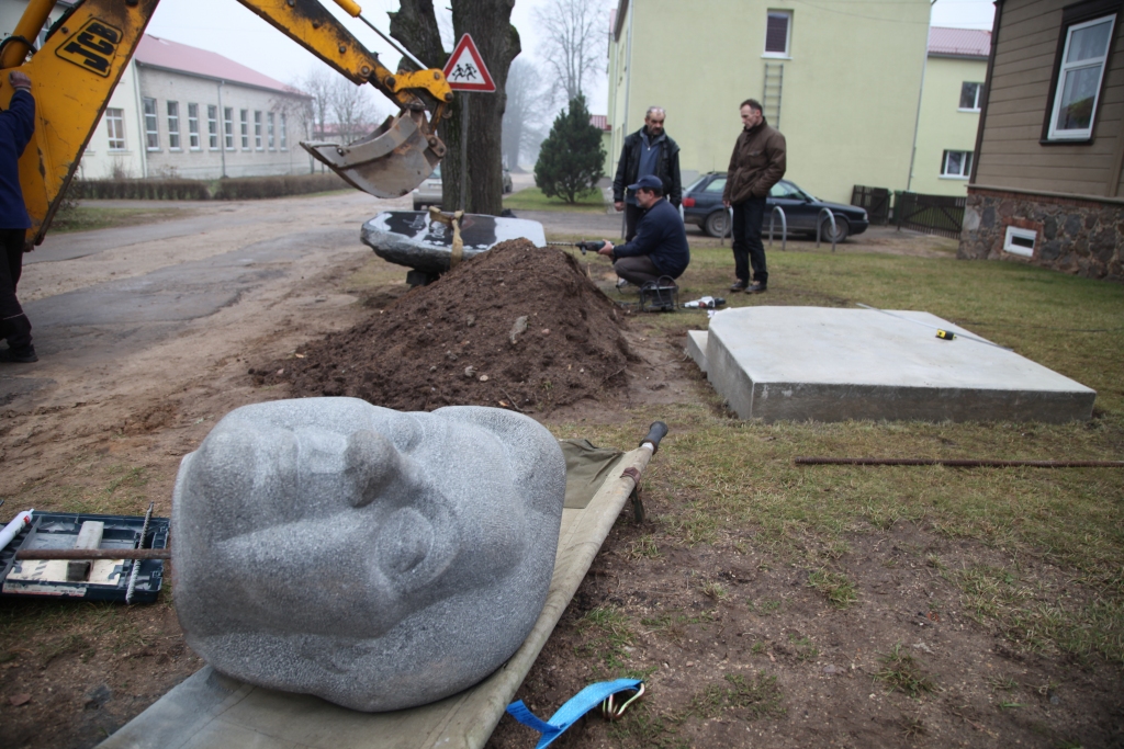 Lejasciema pagasta centrā šonedēļ tika izveidota piemiņas vieta rakstniecei Annai Saksei, kurai janvārī apritētu 110 gadi. 
Autors: Gatis Bogdanovs  