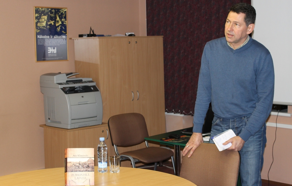 Žurnālists, vairāku dokumentālo filmu veidotājs, publicists, grāmatas „Personiskā Latvija” autors, par kuru viņam piešķirta Latvijas Literatūras gada balvas speciālbalva – īpaši notikumi Latvijas rakstniecībā 2011.gadā, Atis Klimovičs uzskata, ka par notikumiem ir jāstāsta atklāti un patiesi.  
Autors: Iveta Krūmiņa