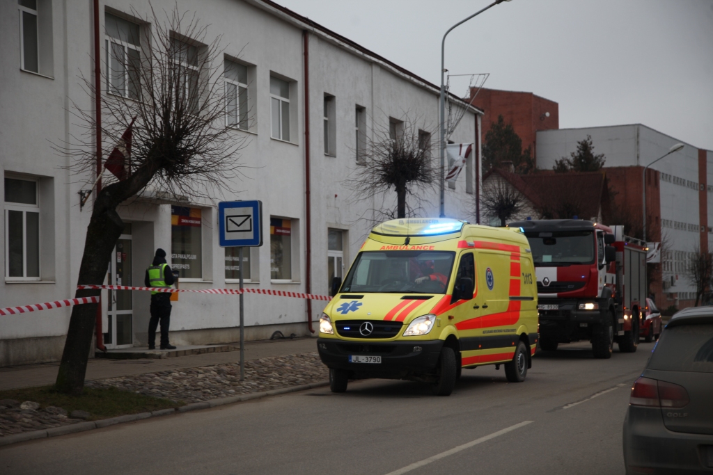 Neziņa iedzīvotājos neizraisīja paniku, drīzāk ziņkāri un smaidu. To noskaidroja “Dzirkstele” ceturtdien, aptaujājot uz ielas cilvēkus, kuri vēroja speciālo dienestu rosīšanos pie Gulbenes pasta. 
Autors: Evita Brokāne