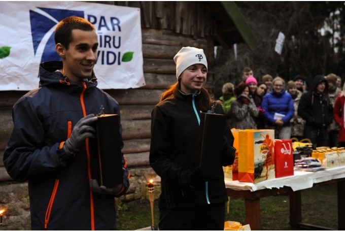 Ar apmēram simts metru atrāvienu uzvarēja Gulbenes novada Litenes pansionāta brīvprātīgais darbinieks 23 gadus vecais portugālis Flavio Nunes. Sieviešu konkurencē uzvarēja alūksniete Ilona Marhele, kas ir viena no labākajām Latvijas maratonistēm, pusmaratonistēm un staijerēm.
Autors: www.zz.diena.lv