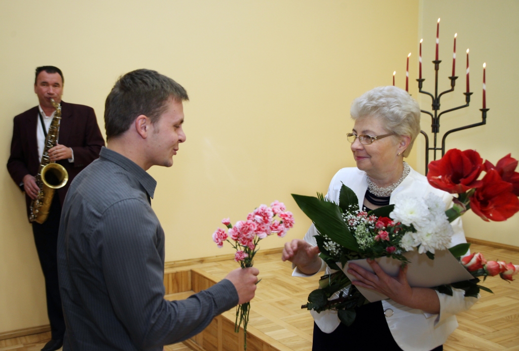 Latvijas dzimšanas dienā tradicionāli Gulbenes novada dome pateicas saviem iedzīvotājiem. Uz svinīgo pieņemšanu pie novada domes priekšsēdētāja Nikolaja Stepanova bija aicināta arī Litenes pamatskolas latviešu valodas un literatūras skolotāja Astrīda Dzērve. Viņai atzinība pienācās par veiksmīgu sadarbību ar pagasta pārvaldi sabiedriskajā un kultūras dzīvē, kā arī novada tēla spodrināšanā, par viesmīlību un uzņēmējdarbību. “Viņa ir ne tikai laba skolotāja, bet arī prasmīga saimniece. A.Dzērves zemnieku saimniecība nodrošina skolā audzēkņu ēdināšanu. Viņa arī cep lieliskas tortes un kliņģerus,” “Dzirkstelei” saka Litenes pagasta pārvaldes vadītājs Vilnis Lapiņš. 
Autors: Gatis Bogdanovs