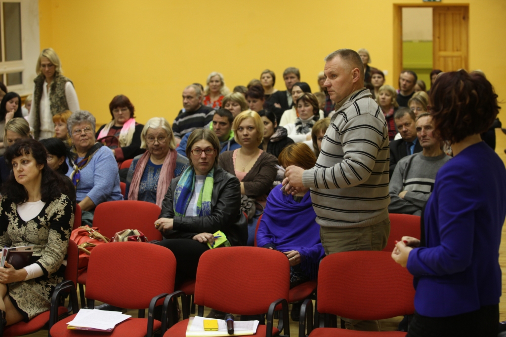 Sapulcē no vecākiem pirmais savu nostāju pauda Atis Jencītis. Bet jau vakar vecāki e-klasē saņēma ziņojumu, ka 25.novembrī pulksten 18.00 skolas zālē notiks paplašinātā skolas domes sēde par gaidāmo skolu reformu Gulbenē. Aicināts piedalīties ikviens, lai, izvērtējot šajā sapulcē dzirdēto informāciju, paustu viedokli par izskanējušo reformu variantu un piedāvātu savu skatījumu uz izglītības jomas attīstību.  
Autors: Gatis Bogdanovs 