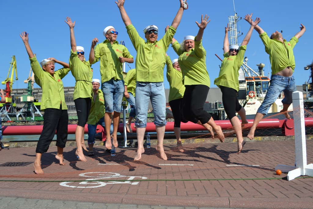 Solveiga (trešā no labās) kopā ar amatierteātra „Daiva” aktieriem teātru festivālā Ventspilī. Atraktivitātes pietiek visiem. 