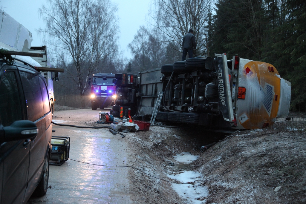 Piektdien, kad bija atkala, notika vairāki ceļu satiksmes negadījumi. Viens no tiem Alūksnes novadā, kur apgāzās smagā automašīna, kas pārvadā degvielu.  
Autors: Gatis Bogdanovs