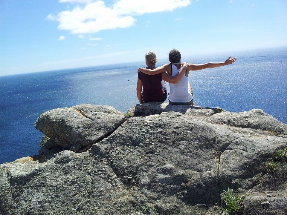 Kā galamērķi meitenes jau sākotnēji bija izvirzījušas nevis Santjago pilsētu, bet gan okeānu, precīzāk – Finisterres pilsētu, kas viduslaikos tika uzskatīta par tālāko Eiropas punktu.  
Autors: no personiskā arhīva