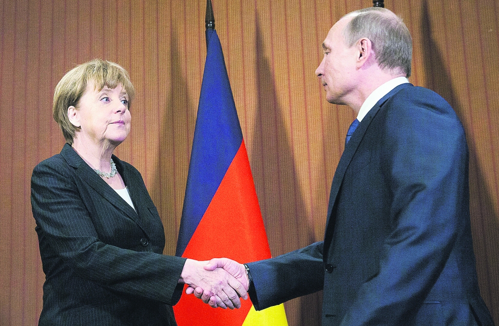 Kopš marta, kad Krievija anektēja Ukrainai piederošo Krimas pussalu un Austrumukrainā iebruka promaskaviskie separātisti, Vācijas kanclere Angela Merkele un Krievijas prezidents Vladimirs Putins tiekas regulāri. 
Autors: EPA/LETA