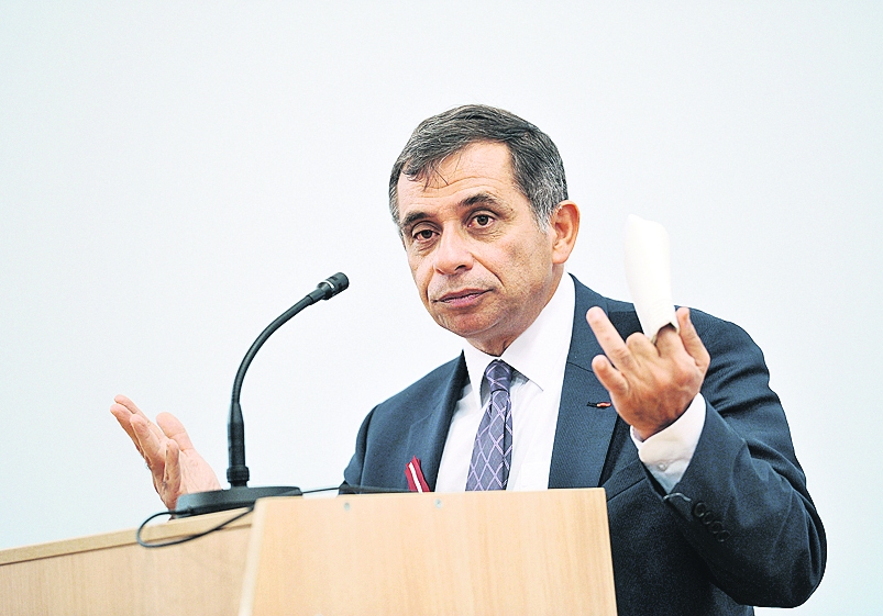 Eiropas Ekonomikas un sociālo lietu komitejas priekšsēdētājs Anrī Maloss izceļ lielo bezdarbu jauniešu vidū. Jaunieši spiesti pārcelties uz citām valstīm, lai strādātu par grašiem. 
Autors: Aivars Liepiņš (“Dienas Mediji”)