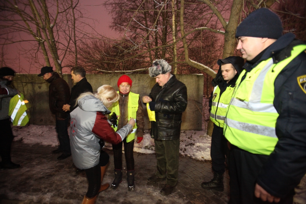Lai mudinātu “tumšos” gājējus kļūt labāk redzamiem diennakts tumšajā laikā, Ceļu satiksmes drošības direkcija kopā ar biedrību “Latvijas Samariešu apvienība” un Valsts policiju, turpinot īstenot satiksmes drošības kampaņu “Redzams - tātad dzīvs!”, vakar Gulbenē un tās apkārtnē dalīja gaismu atstarojošas vestes. Gulbenieši Ilga Zubova un Jānis Krūmiņš (vidū) atzina, ka tagad viņi būs redzami, tātad arī dzīvi. “Arī pilsētā ne visas ielas ir pietiekami labi apgaismotas, tāpēc tagad būs drošāk pārvietoties,” teica gājēji. 
Autors: Gatis Bogdanovs