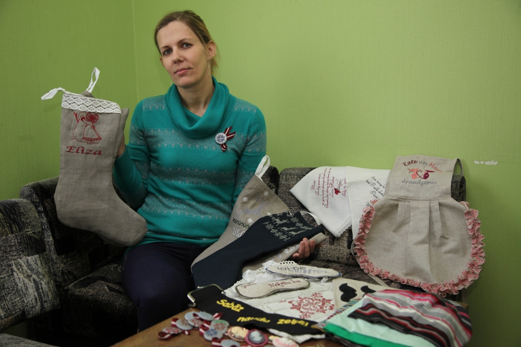 Jolanta Brūniņa savus darbus piedāvās arī Ziemassvētku tirdziņā, kas notiks 6.decembrī Gulbenes kultūras centrā. 
Autors: Gatis Bogdanovs