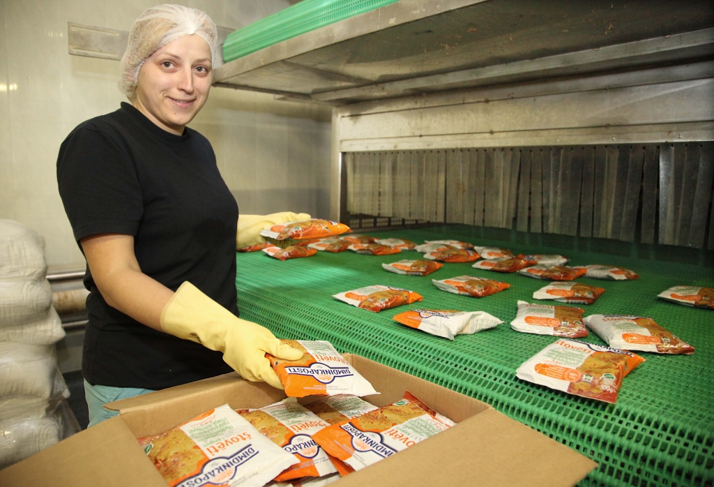 Štovētie kāposti ir iecienīts ēdiens daudzās ģimenēs. Kāpostus fasē Sanda Sirmā. 
Autors: Gatis Bogdanovs