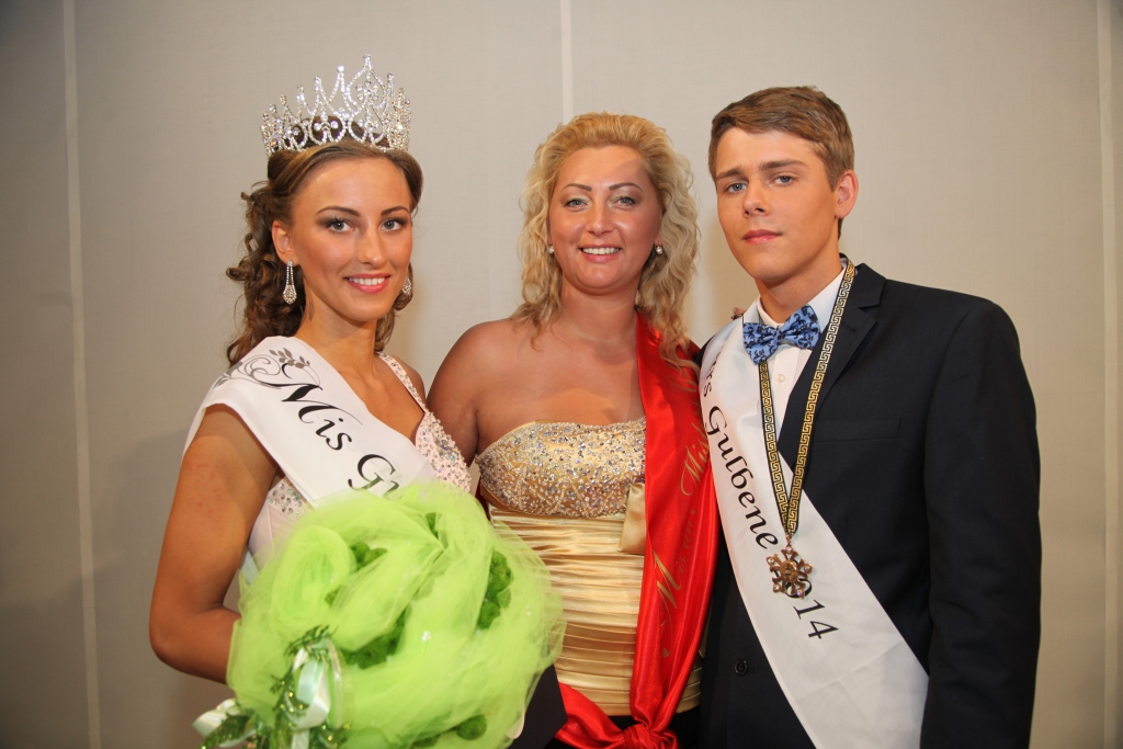 Mēs varam būt lepni, ka mūsu pilsētai ir tik skaists simbols – gulbis. Skaisti un cēli kā gulbji pagājušajā sestdienā izskatījās arī konkursa “Mis un Misters Gulbene 2014” finālisti. Galvenos – “Mis Gulbene 2014” un “Misters Gulbene 2014” – titulus šogad ieguva Elīza Ļistopada un Elvijs Smirnovs. 
Pēc trīs mēnešus ilgā darba konkursa “Mis un Misters Gulbene 2014” finālisti stājās skatītāju un žūrijas priekšā. Jaunieši kopā ar saviem pedagogiem un konkursa organizatori Līgu Vītolu bija ieguldījuši lielu darbu, lai visiem klātesošajiem dāvātu jaukus mirkļus un konkursa fināls izvērstos par skaistu šovu. Pasākuma vadītāja lomā šoreiz iejutās Valters Krauze, kurš atraktīvi un ar humora piesitienu radīja jauku atmosfēru pasākuma laikā. 
Daudz atzinīgu vārdu izskanēja konkursa organizatorei L.Vītolai par uzdrīkstēšanos, uzņēmību, spēku un izturību, organizējot šo konkursu. Tika izteikta arī cerība, ka konkurss arī citus gadus būs neiztrūkstoša vērtība. Pati L.Vītola atzīst, ka šogad neesot bijis viegli atrast sponsorus konkursam. “Šis pasākums nav lēts. Liels paldies visiem tiem atbalstītājiem, kas noticēja man un šiem jauniešiem, ka mēs varam radīt kaut ko skaistu!” L.Vītola pateicas visiem, kas iesaistījās un palīdzēja konkursa organizēšanā un norisē.
Autors: Gatis Bogdanovs