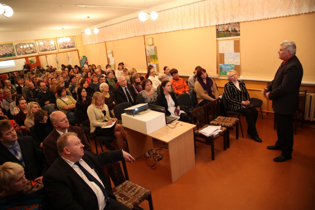 Emocijas bija ņēmušas virsroku. Jautājumu, neskaidrību un arī pārmetumu no vecāku puses novada vadībai netrūka.  
Autors: Gatis Bogdanovs