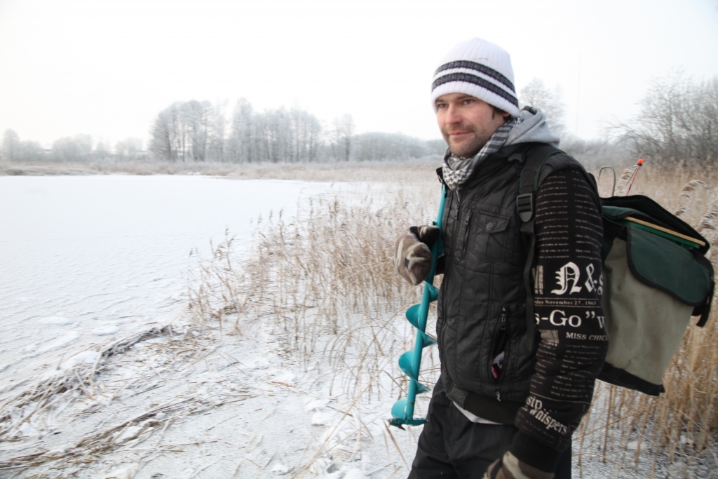 Viesturs Pārums dodas zvejā uz Lāčausi. Lai gan viņam labāk patīk zvejot vasarā, jo tad var tikt pie lielākiem lomiem, arī ziemā viņš labprāt laiku pavada uz ezera.	
Autors: Gatis Bogdanovs