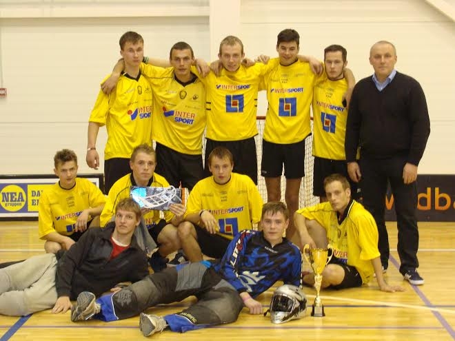  Sveķu internātpamatskolas komanda un tās treneris Aigars Lasis.

Autors: no personiskā arhīva