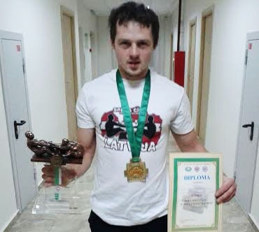 Latvijas komandas sportists Andrejs Šilo, kas ikdienā treniņus pavada sporta klubā „Gulbenes K.S.P.”, mājās pārveda bronzas medaļu.
Autors: no biedrības 