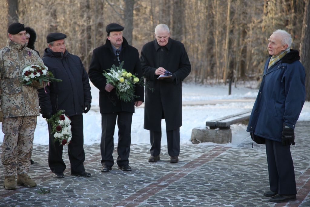 Pasākumā Litenes kapos piedalījās arī novada vēstures izpētes entuziasti -  Jānis Zvaigzne (no labās), Raitis Apalups -, Litenes pārvaldnieks Vilnis Lapiņš un Gulbenes novada domes priekšsēdētājs Nikolajs Stepanovs. 
Autors:  Gatis Bogdanovs