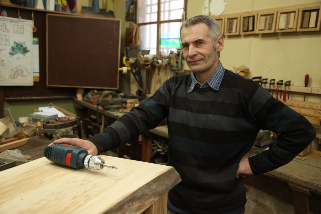 Guntaram Šmitam patīk savs darbs. Viņš labprāt dalās ar bērniem gan savās teorētiskajās, gan arī praktiskajās zināšanās un pieredzē. 	
Autors: Gatis Bogdanovs