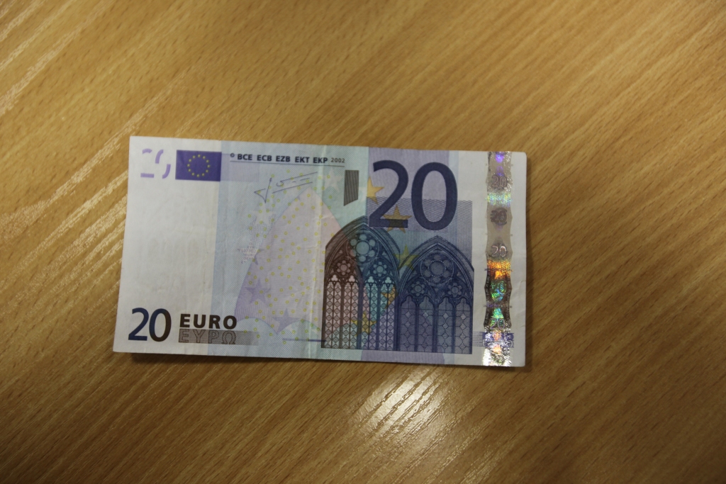 Ja gadījumā kāda eiro banknote tiek sabojāta, nevajag to mest ārā, bet gan ar to doties uz banku.
Autors: no “Dzirksteles” arhīva