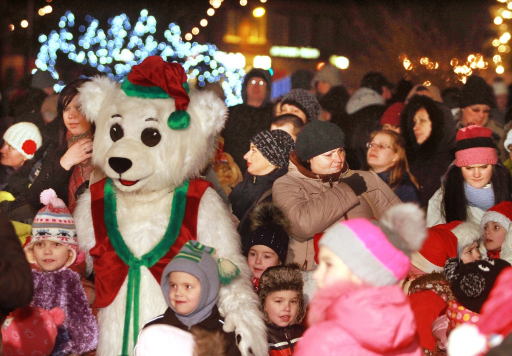 Mazākajiem pasākuma dalībniekiem vislielāko prieku sagādāja tas, ka varēja Laimes lācim un arī Lapsai paspiest roku un apskaut viņus.
Autors: Gatis Bogdanovs