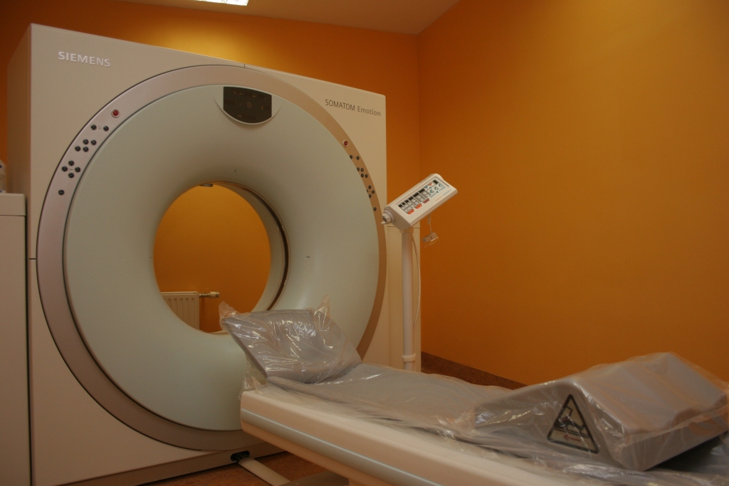 Lasītāji “Dzirkstelei” ziņo, ka Gulbenes slimnīcā kompjūtertomogrāfam gan kvota ir beigusies. E.Smirnova skaidro, ka šo pakalpojumu nesniedz apvienība, bet gan SIA “Vizuālā diagnostika”, līdz ar to tās esot viņu problēmas.
Autors: no 