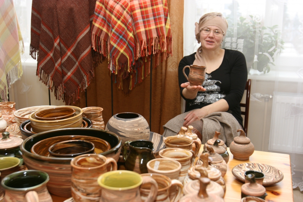 Ļoti interesantas ir Laimdotas Kliesmetes veidotās smaržīgās krūzītes ar bišu vaska aromātu.	
Autors: Gatis Bogdanovs