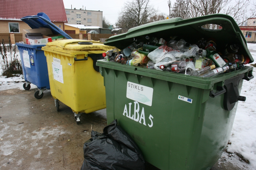 Šķiroto atkritumu konteineri nereti ir pilni līdz malām. Diemžēl gadās, ka tajos tiek samesti arī sadzīves atkritumi. 	
Autors: Gatis Bogdanovs