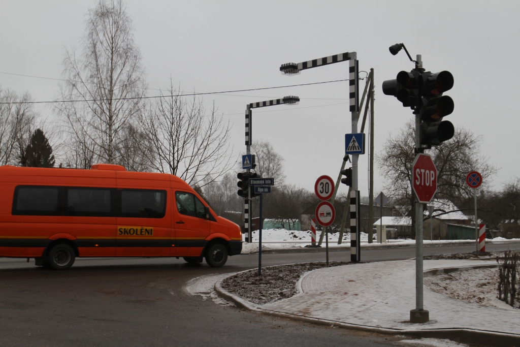 Blaumaņa un Rīgas ielas krustojumā luksofori ir noregulēti un pārbaudīti, taču darboties tie varētu sākt nākamgad, visticamāk, jūnijā. 
Autors: Gatis Bogdanovs