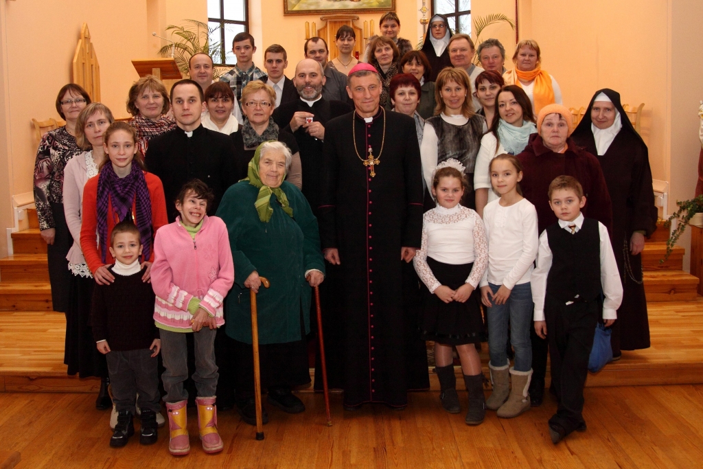 Parunāties ar Latvijas katoļu baznīcas galvu Zbigņevu Stankeviču, nofotografēties kopā ar viņu svētībai un piemiņai – to tradicionāli vēlējās daudzi Gulbenes katoļu draudzes locekļi. 
Autors: Voldemārs Safronovs