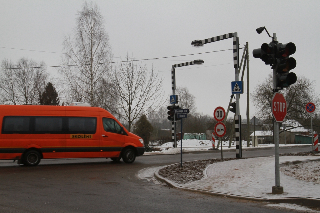 Luksofori Blaumaņa un Rīgas ielas krustojumā sāks darboties nākamgad, visticamāk, jūnijā, kad tiks ieklāta asfalta virskārta, krāsoti ielu horizontālie apzīmējumi un uzstādītas atbilstošas ceļa zīmes.
Autors: Gatis Bogdanovs