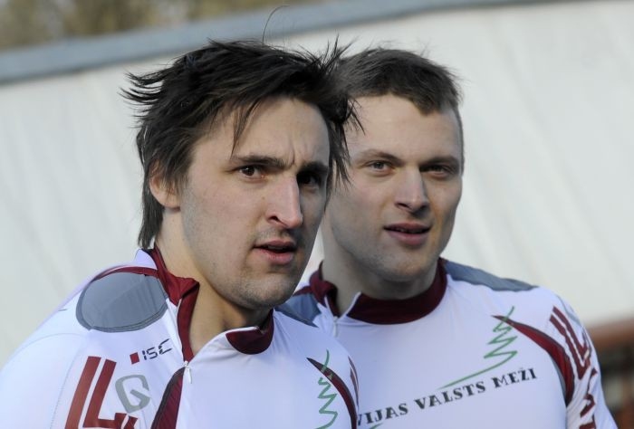 Latvijas bobsleja divnieku ekipāža Oskars Melbārdis/Daumants Dreiškens piektdien izcīnīja 2.vietu Pasaules kausa (PK) 1.posma sacensībās Leikplesidas trasē (ASV).
Autors: www.sportacentrs.com