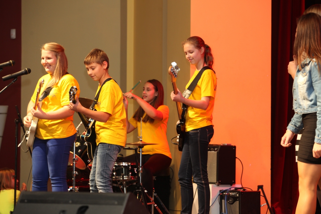 “Jauna ēra, jauna ēra...” dziesmu ar šādiem vārdiem, sveicot Gulbenes policistus profesionālajos svētkos, dziedāja pilsētas vidusskolas vokāli instrumentālais ansamblis “Datl”. 
Autors: Diāna Odumiņa