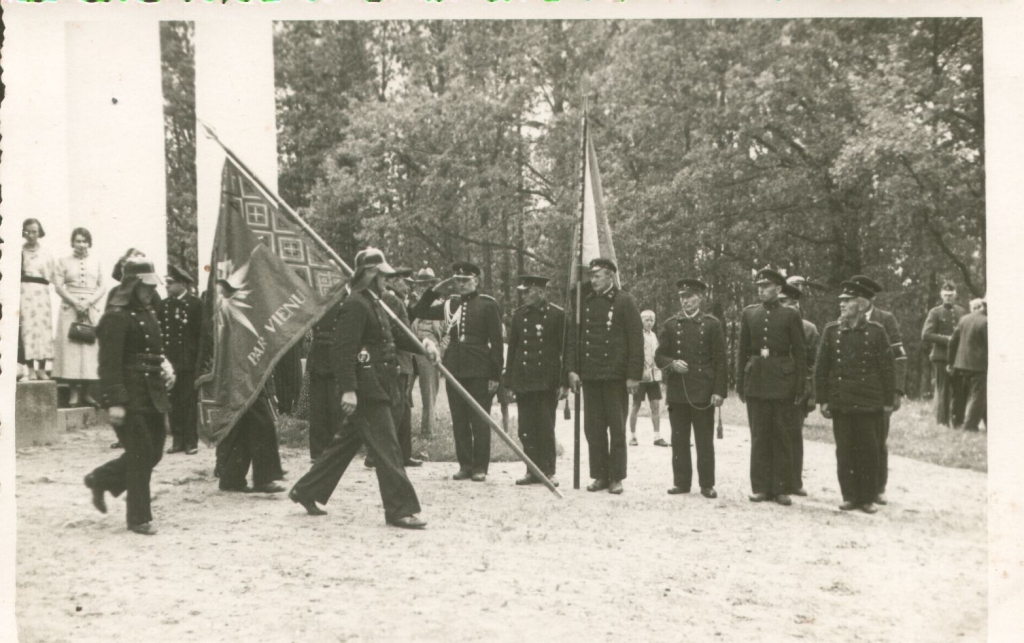 Gulbenes BUB karoga iesvētīšana luterāņu baznīcā Gulbenē 1937.gada 1.augustā. 
Autors: no GVMM krājuma