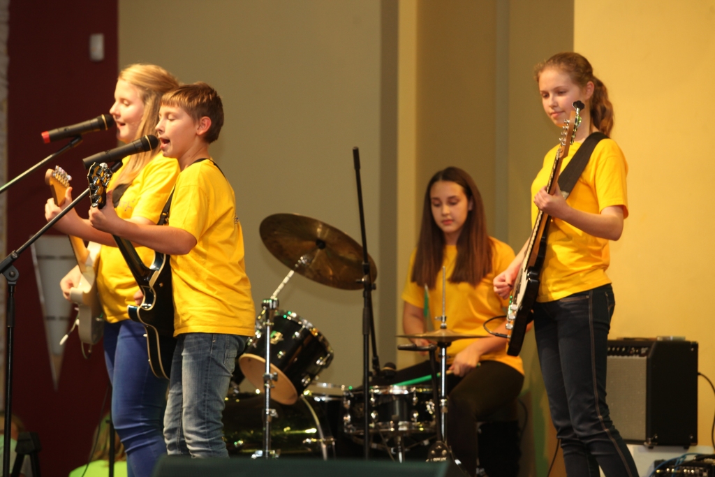 “Jauna ēra, jauna ēra...”, dzied Gulbenes vidusskolas vokāli instrumentālais ansamblis “Datl”. 
Autors: Diāna Odumiņa