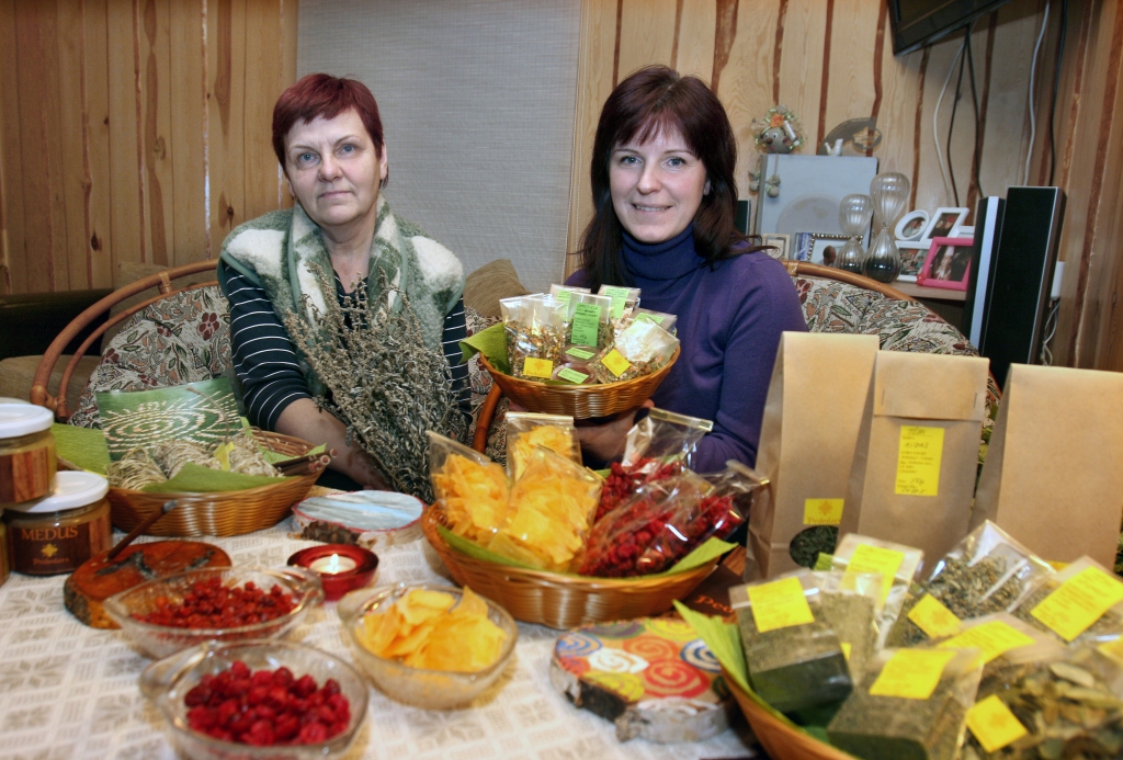 Litenes pagasta atpūtas vietas “Pededzes” saimnieki atzīst, ka viņi dzīvi izgaršo gan ar miesu, garu un dvēseli, gan arī ar garšas kārpiņām. Viņi priecājas par Pededzes upes krasta, kur atrodas viņu īpašums, skaisto dabu, svaigo gaisu un klusumu, ar labpatiku bauda pirts rituālus un paši gatavo zāļu tējas un garšvielu maisījumus. To visu viņi piedāvā izbaudīt arī citiem. ”Pededžu” saimniece Oksana Plūme (attēlā no labās) piebilst, ka, kopš brīža, kad te sākuši saimniekot, ir daudz kas mainījies viņu prātos, domāšanā un attieksmē pret dabiskām lietām, produktiem un viņi ir kļuvuši par garšīgas dzīves baudītājiem. Viņai piekrīt arī mamma Ligita. 	
Autors: Gatis Bogdanovs